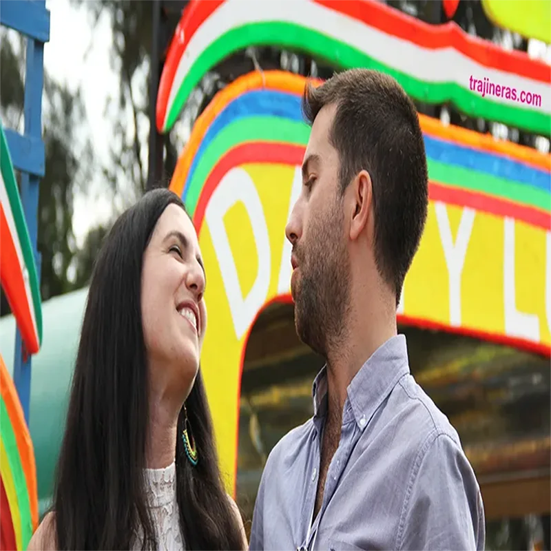 Novios paseo romántico en trajinera en Xochimilco