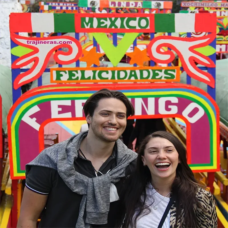 Pareja de novios disfrutando experiencia en trajinera Xochimilco
