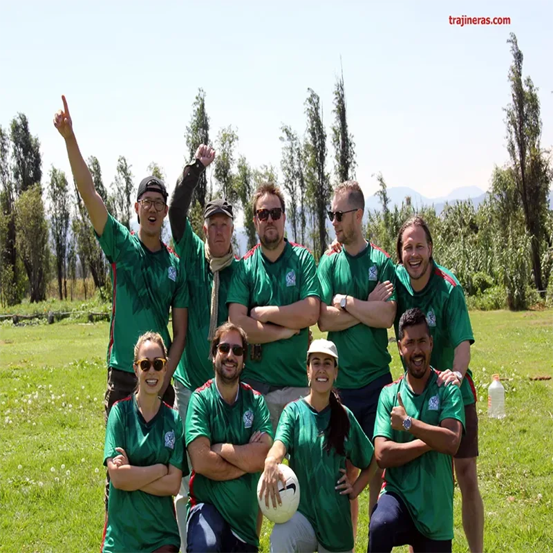 Paseo en trajinera en Xochimilco con colores y folklore mexicano