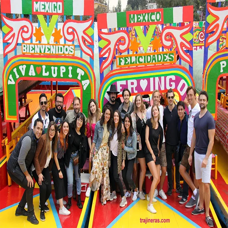 Música y diversión en trajinera en Xochimilco