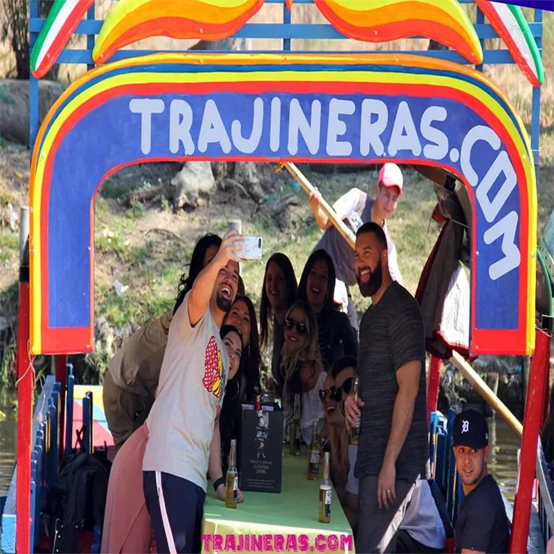 Turista disfrutando experiencia en trajinera en Xochimilco rodeado de naturaleza