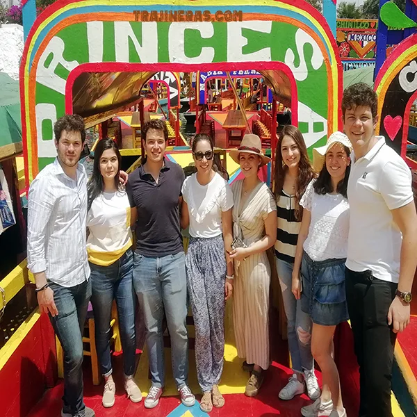 Amigos disfrutando en trajineras en Xochimilco