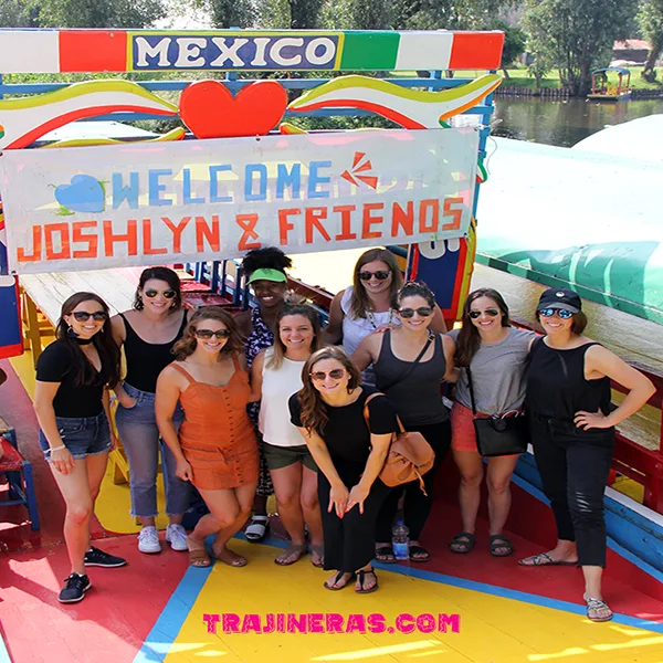 Joshlyn y amigos en trajinera Xochimilco